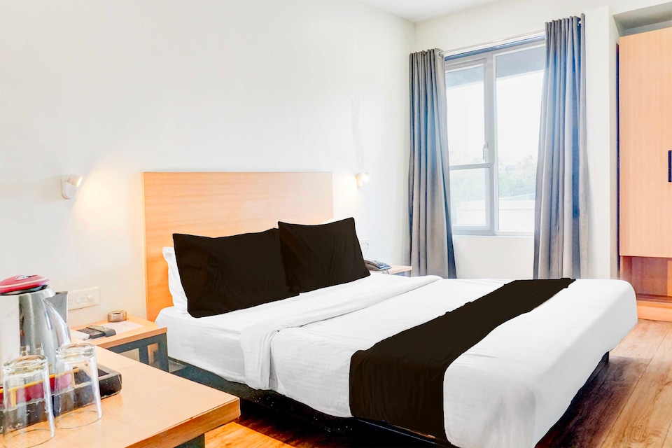 Collection O Pune Mandai Metro Station, Pune Railway Station, Pune