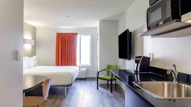 1 King Bed | Non-Smoking, Kitchen, Shower