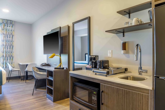 1 King Bed | Non-Smoking, Kitchen