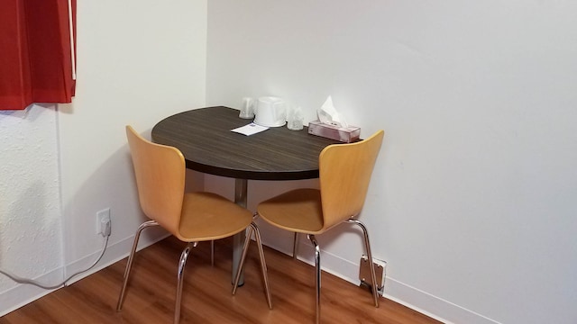 1 Queen Bed - 1 Full Bed | Non-Smoking, Kitchen