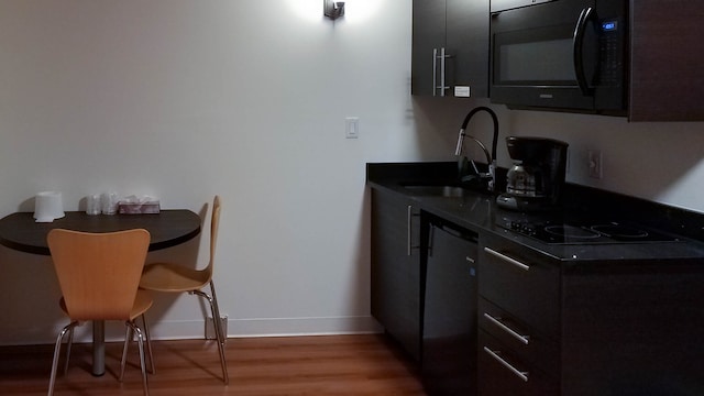 2 Full - 1 Queen Bed | Suite, Nsmk, Kitchen