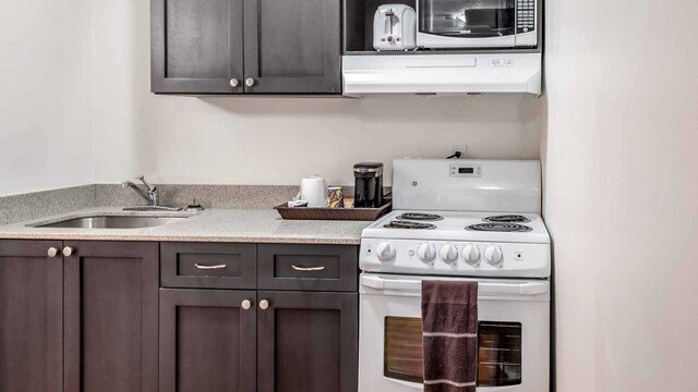 2 QUEEN BEDS | NON-SMOKING, KITCHEN