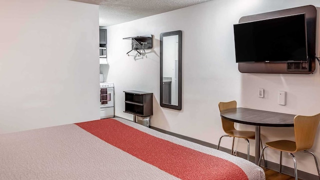 1 KING BED | NON-SMOKING, KITCHEN