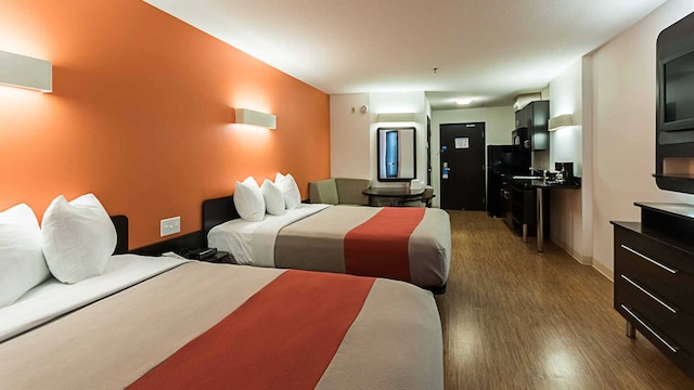 2 QUEEN BEDS | NON-SMOKING, KITCHEN