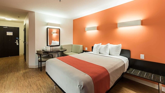 1 QUEEN BED | ACCESSIBLE NSMK MICFRIDGE