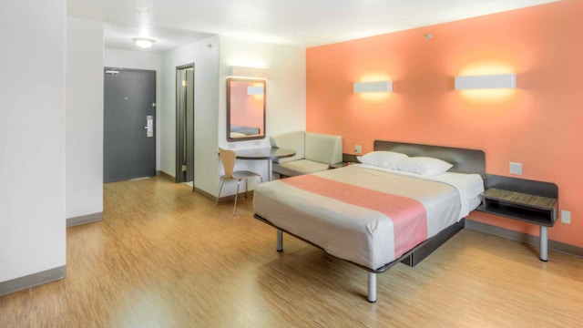 1 KING BED | MOBILITY ACCESSIBLE TUB, NSMK