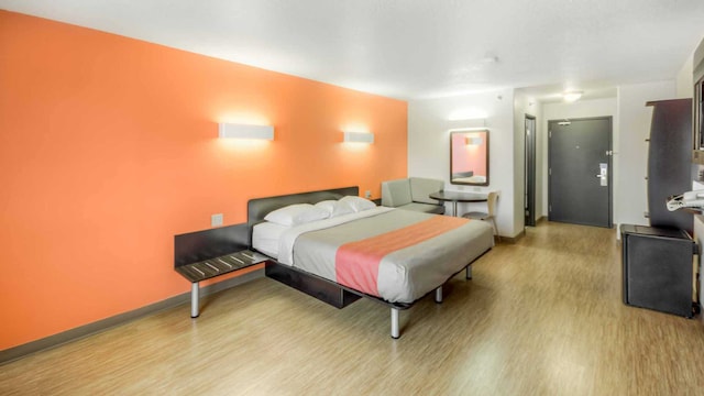 1 KING BED | NON-SMOKING