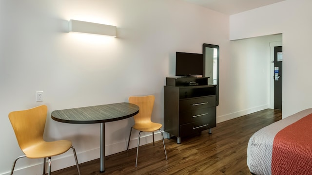 1 Queen Bed | Mobil Acces Tub Nsmk Minifridg