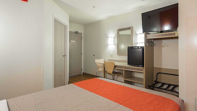 1 Queen Bed | Mini Fridge