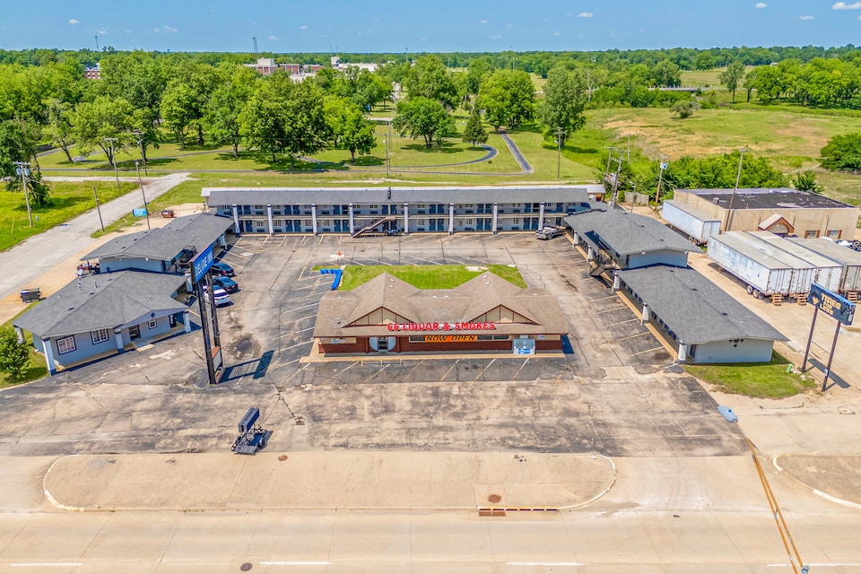 Deluxe Inn & Suites By OYO Miami OK, C74346, Miami OK