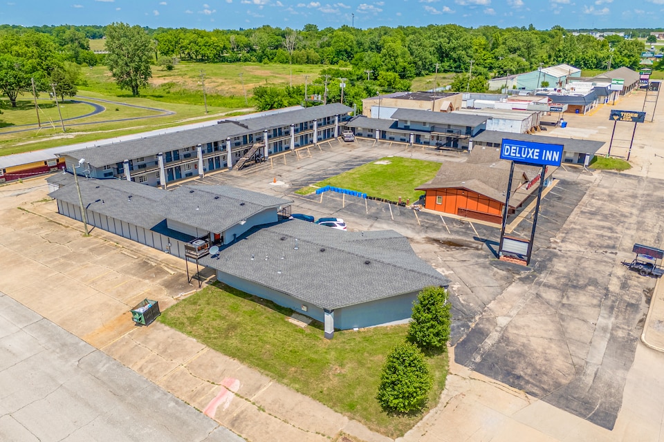 Deluxe Inn & Suites By OYO Miami OK, C74346, Miami OK