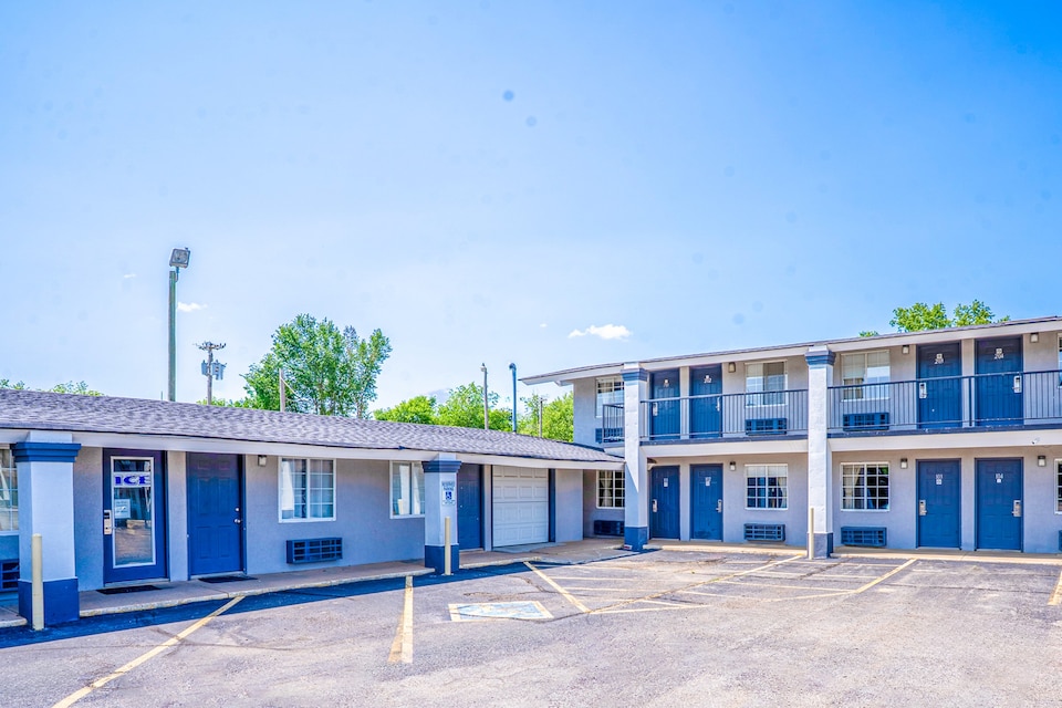 Deluxe Inn & Suites By OYO Miami OK, C74346, Miami OK