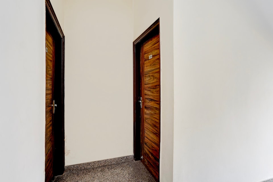 Hotel O Super Silverkey Galleria Market, Golf Course Road, Gurgaon