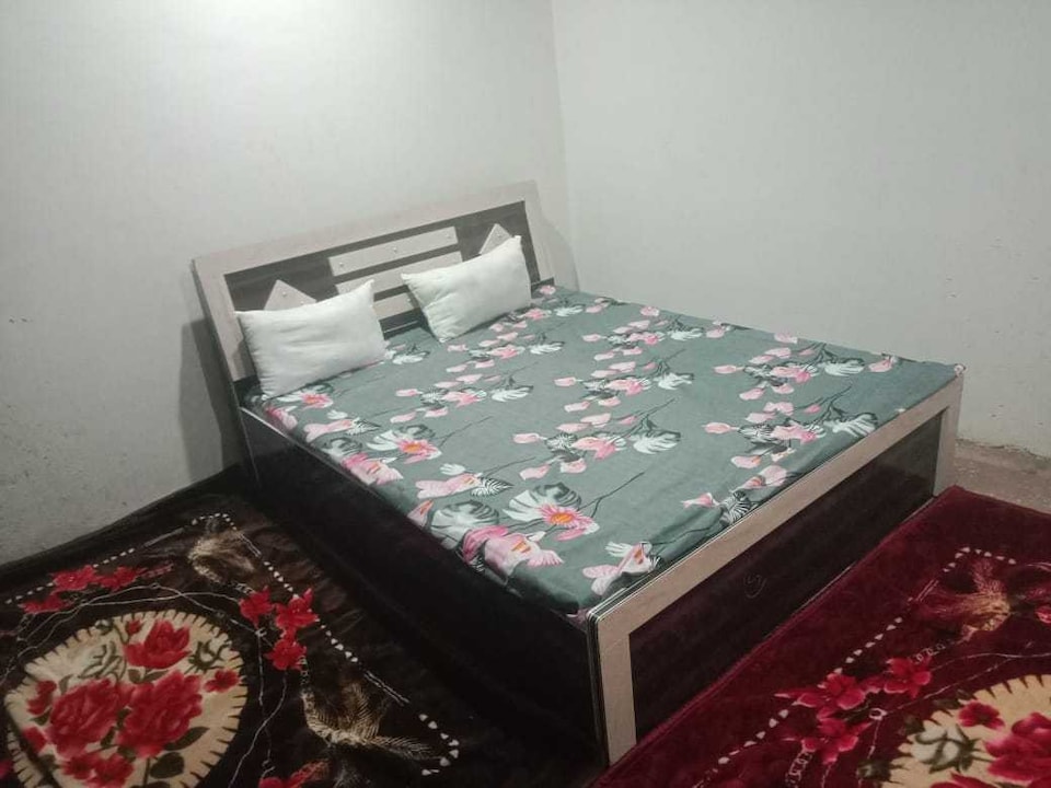 SPOT ON The golden hotel and Oyo aurai power house Bhadohi road aurai Bhadohi, Mirzapur, Mirzapur