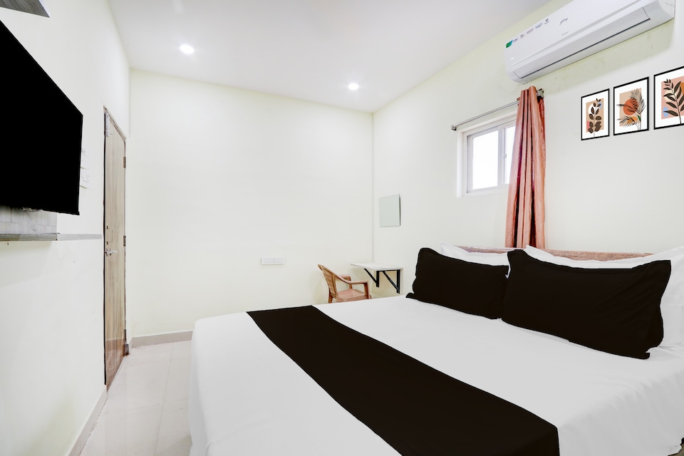 Hotel O Century grand luxury rooms, Nakkalagutta Hanamkonda Warangal, Warangal