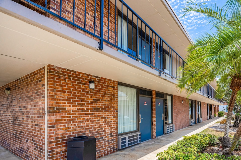 Oyo Hotel Bartow, C33830, Bartow FL