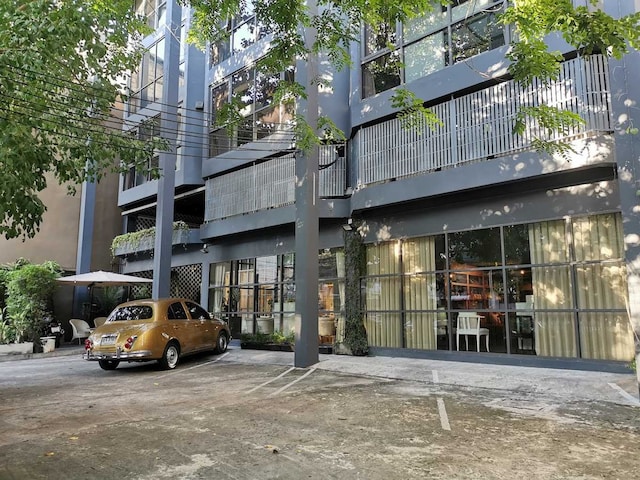 Dancenter The Spades Hostel