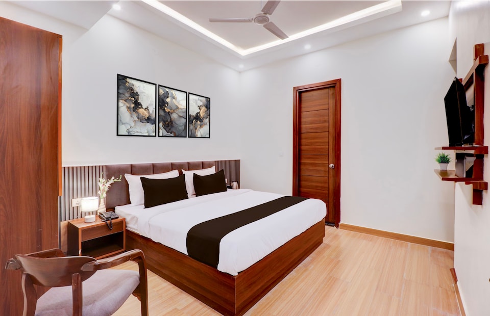 Super Townhouse Oak FRI Dehradun Formerly Hotel EL Portrait, Chakrata Road Dehradun, Dehradun