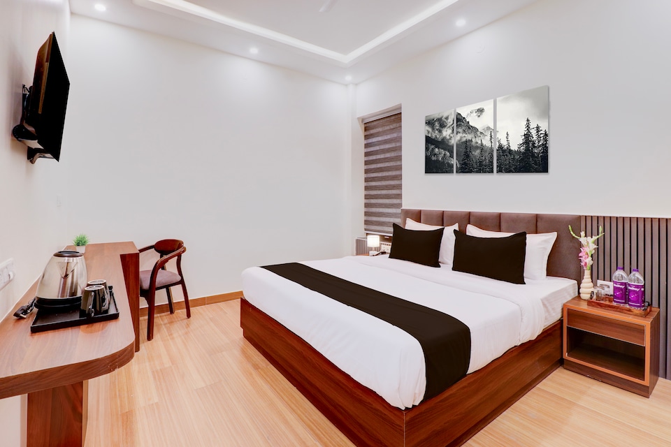 Super Townhouse Oak FRI Dehradun Formerly Hotel EL Portrait, Chakrata Road Dehradun, Dehradun