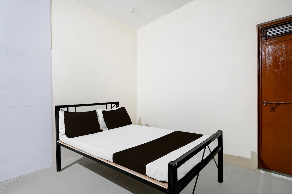 SPOT ON Holiday hotel and restaurant, Railway Station Allahabad, Prayagraj