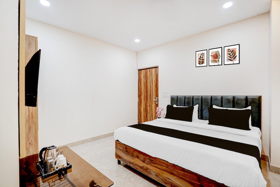 Super Collection O Karkardooma Court Metro Station Formerly Hotel Lotus, Anand Vihar Delhi, Delhi