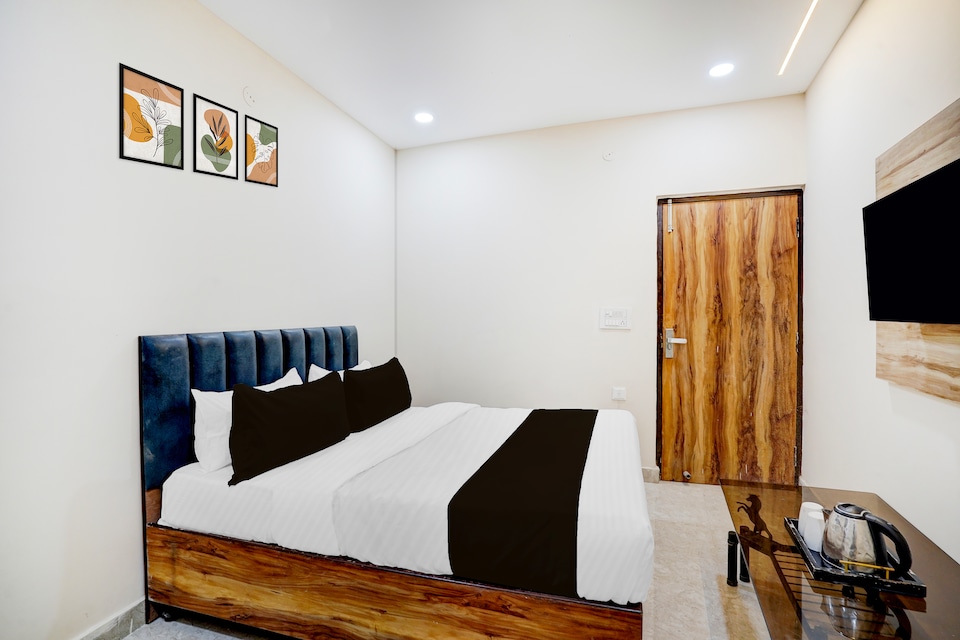 Super Collection O Karkardooma Court Metro Station Formerly Hotel Lotus, Anand Vihar Delhi, Delhi