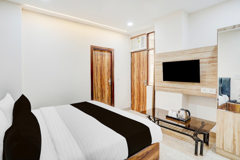 Super Collection O Karkardooma Court Metro Station Formerly Hotel Lotus, Anand Vihar Delhi, Delhi