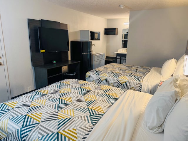 2 Queen Beds | Non-Smoking, Kitchen