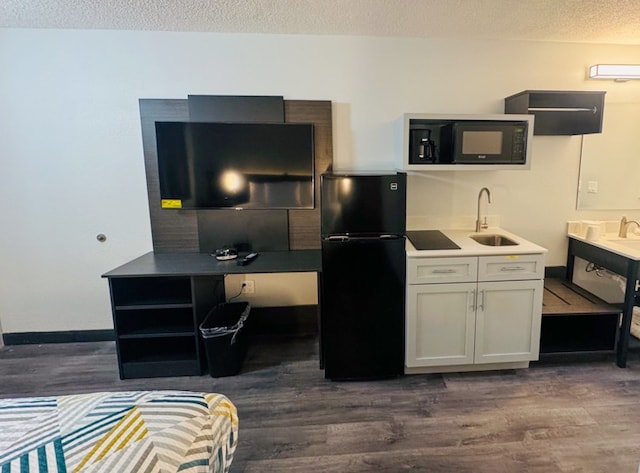 1 King Bed | Non-Smoking, Kitchen