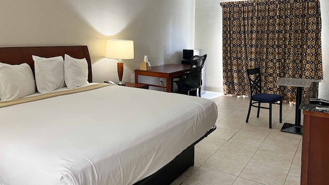 1 King Bed | Smoking