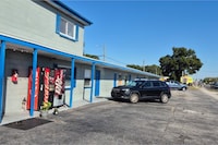 Base Motel By OYO South Tampa
