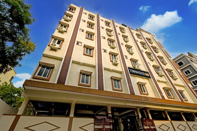 Super Townhouse Oak Bachupally Medical College Formerly SV Hotels