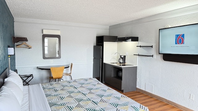 1 King Bed | Non-Smoking, Kitchen