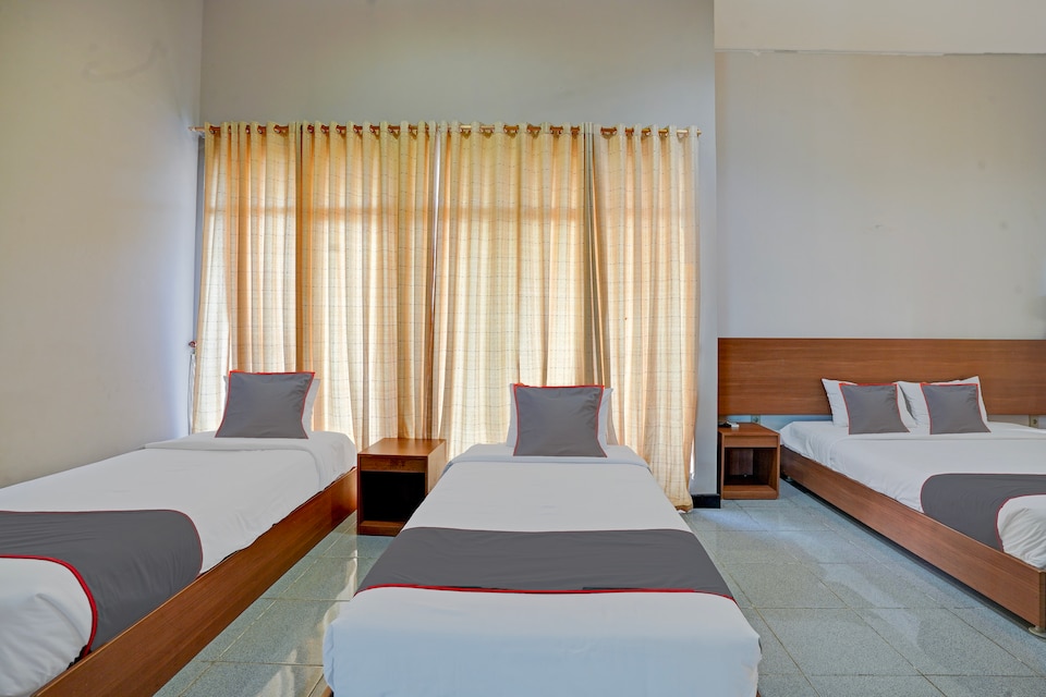 Collection O Padang near Mesjid Raya Syekh Ahmad Al-Minangkabawi formerly Hotel Surya Palace, Lolong, Padang