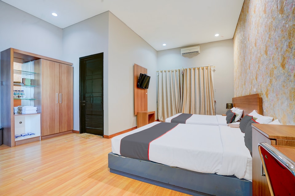 Collection O Padang near Mesjid Raya Syekh Ahmad Al-Minangkabawi formerly Hotel Surya Palace, Lolong, Padang