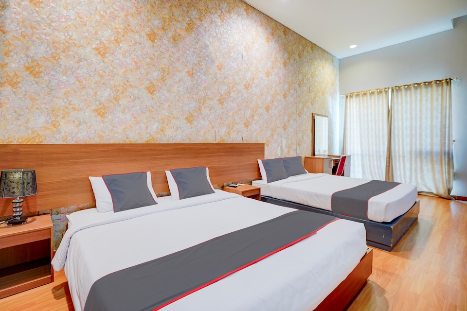 Collection O Padang near Mesjid Raya Syekh Ahmad Al-Minangkabawi formerly Hotel Surya Palace, Lolong, Padang