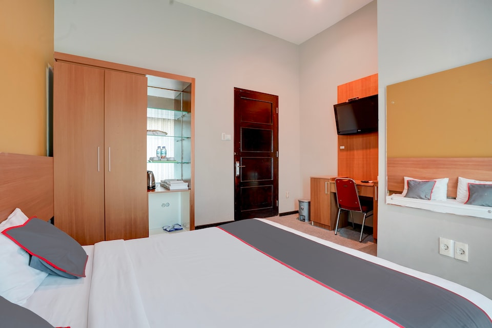 Collection O Padang near Mesjid Raya Syekh Ahmad Al-Minangkabawi formerly Hotel Surya Palace, Lolong, Padang