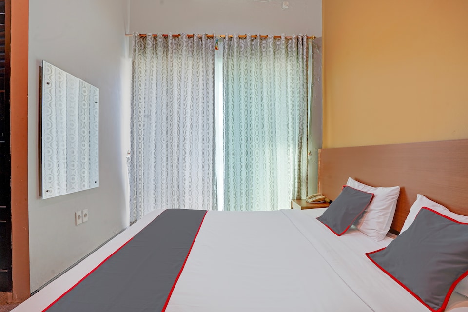 Collection O Padang near Mesjid Raya Syekh Ahmad Al-Minangkabawi formerly Hotel Surya Palace, Lolong, Padang