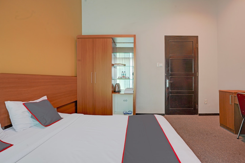 Collection O Padang near Mesjid Raya Syekh Ahmad Al-Minangkabawi formerly Hotel Surya Palace, Lolong, Padang