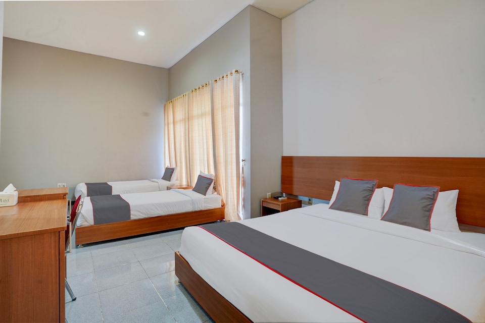 Collection O Padang near Mesjid Raya Syekh Ahmad Al-Minangkabawi formerly Hotel Surya Palace, Lolong, Padang