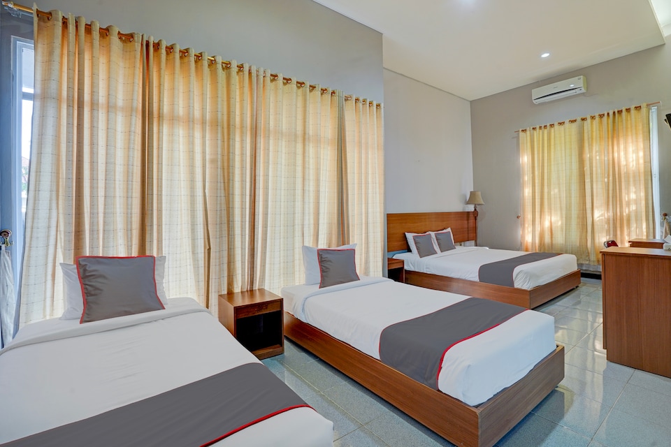 Collection O Padang near Mesjid Raya Syekh Ahmad Al-Minangkabawi formerly Hotel Surya Palace, Lolong, Padang