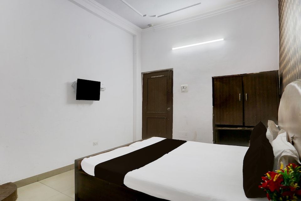 Hotel O Crown deluxe, Karol Bagh Delhi, Delhi