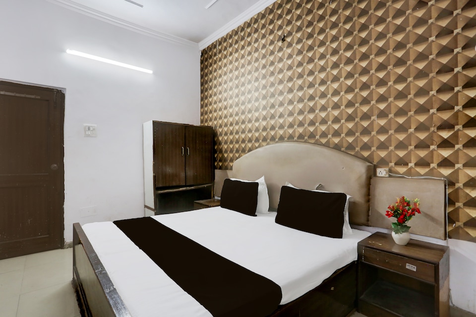 Hotel O Crown deluxe, Karol Bagh Delhi, Delhi