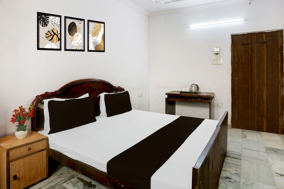 Hotel O Crown deluxe, Karol Bagh Delhi, Delhi