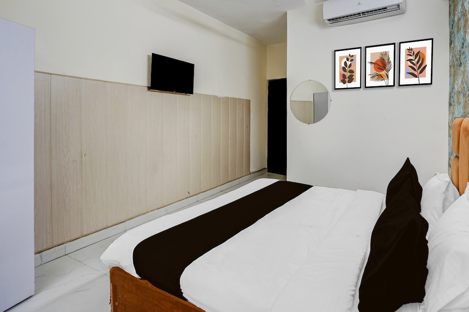 Hotel O Sector 51 Metro Station Formerly Shubham Residency, Noida City, Noida