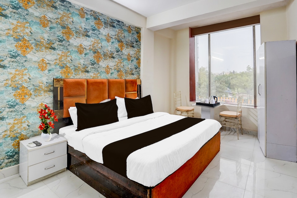 Hotel O Sector 51 Metro Station Formerly Shubham Residency, Noida City, Noida