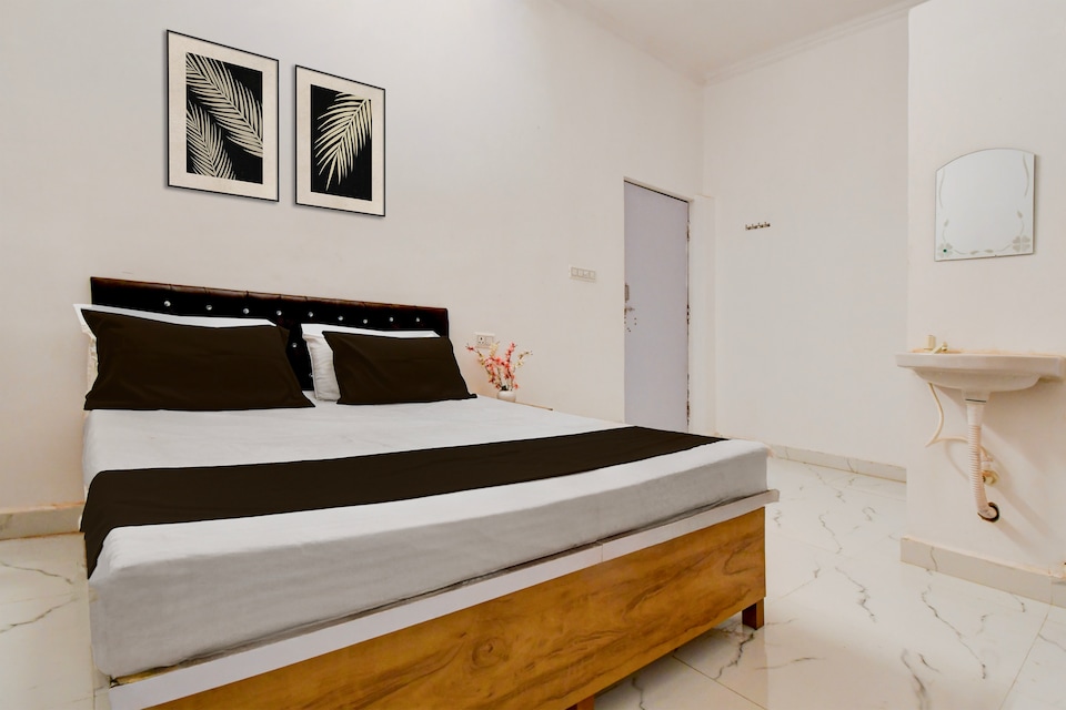 Hotel O SR Hotel And Restaurant , Golghar, Gorakhpur