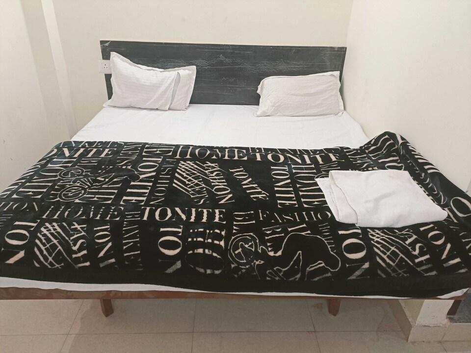 Hotel O Royal Stay Home , Chowk Allahabad, Prayagraj