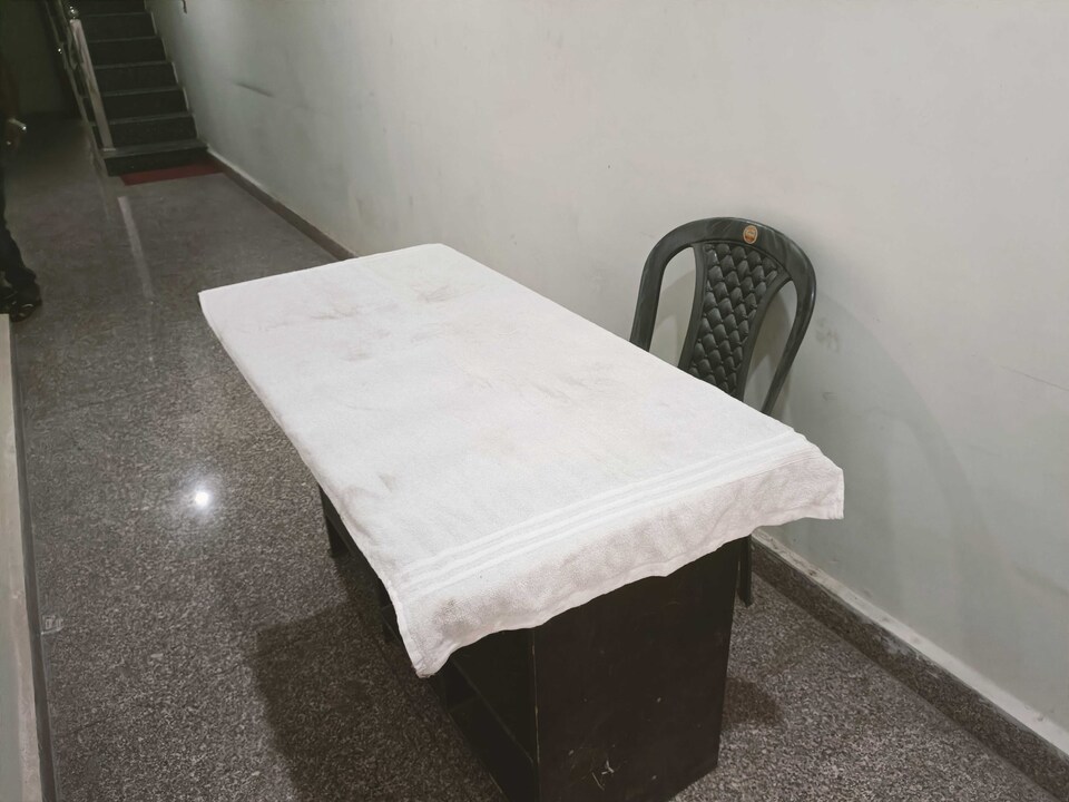 Hotel O Royal Stay Home , Chowk Allahabad, Prayagraj