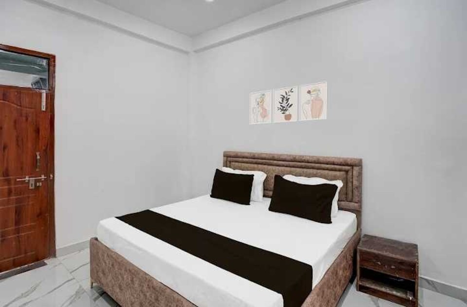 Hotel O Royal Stay Home , Chowk Allahabad, Prayagraj